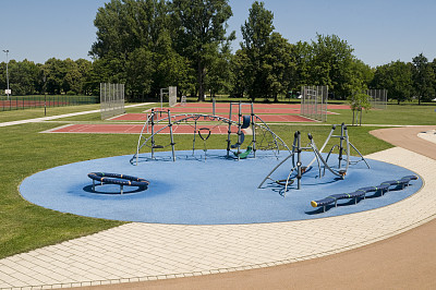 公園晨練 公共健身器材中的健康與休閑